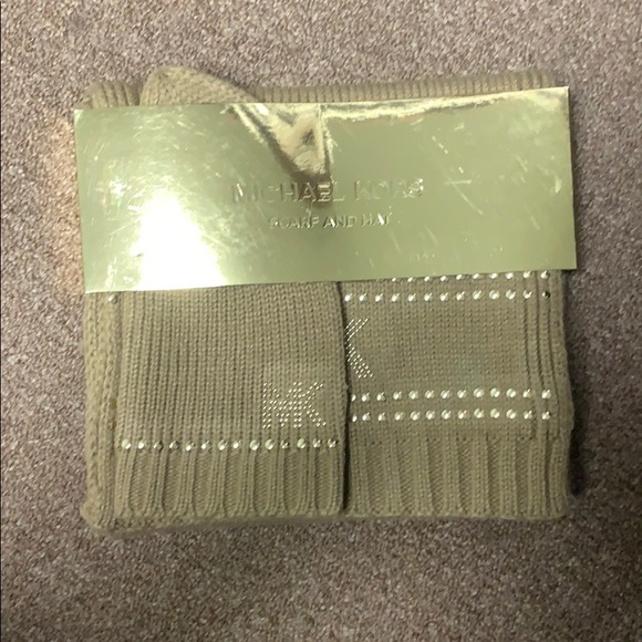Michael Kors hat and scarf set PM4 - Picture 1 of 2